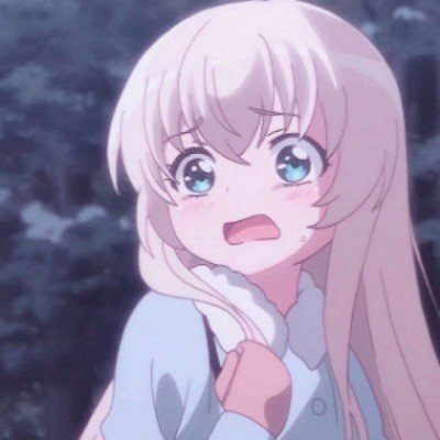 大爷和大妈坐同一个轮椅出行